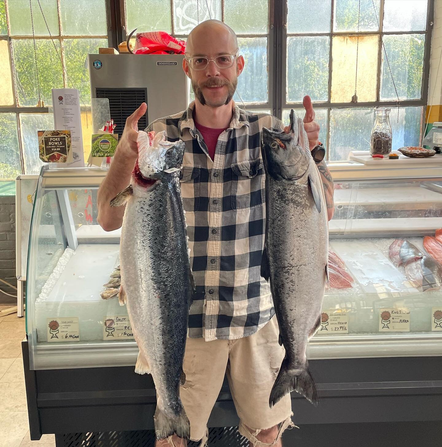 Wild Alaskan troll caught King Salmon vs Farm raised Faroe Island Salmon from @hiddenfjord . I managed to grab one wild king salmon at market this week. Limited quantity so catch it while you can this week! We&rsquo;ll talk more about the differences