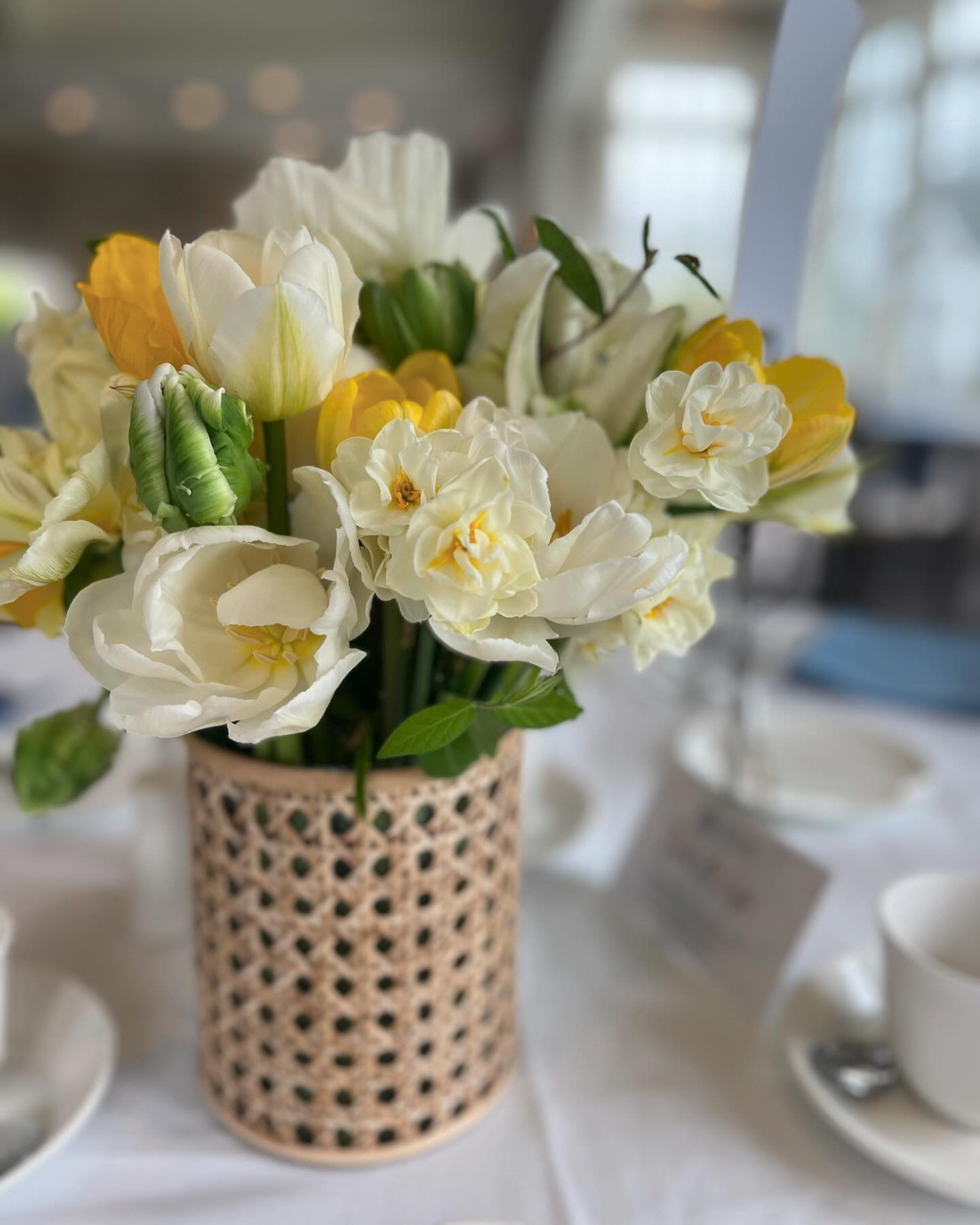 Bright, happy things. A whole Dottie load of them! Beautiful, locally grown luncheon blooms for a locally focussed organization that does so much in our town and surrounding community. Special thanks to @bloomcourtfarm and @connecticutflowercollectiv