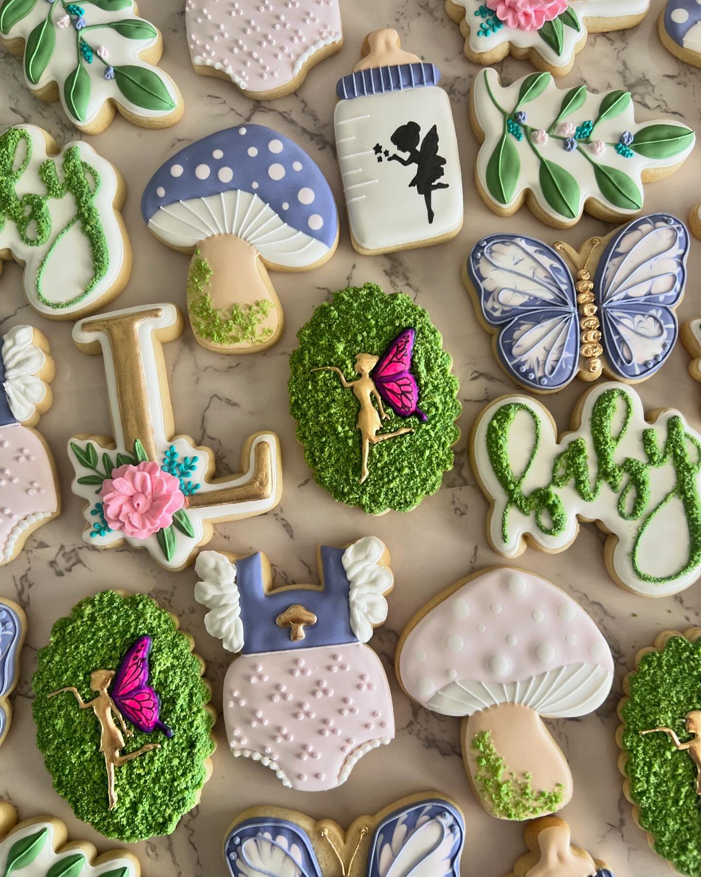 &ldquo;We are Enchanted to meet you&rdquo; baby shower set. 🍄🧚🍃🦋
.
.
.
#cookies #sugarcookies #sugarcookiemarketing #cookiedecorating #cake #wiltoncakes #garden #enchantedbabyshower #fairy #mushroom #killercakes #havasu #lakehavasu #havasucakes