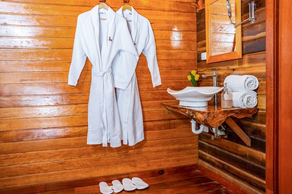 Bano-Suite-Perico-Finca-Heimatlos-Lodge-Hotel-en-Pastaza-Puyo-Amazonia-Ecuador-00021.jpg