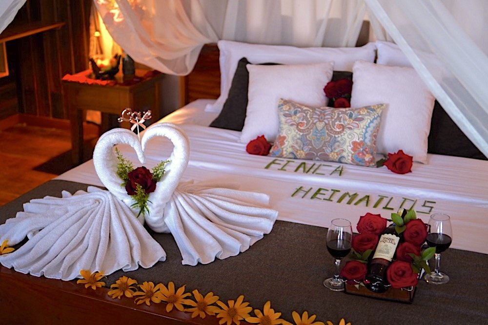 Decoracion-Romantica-Suite-Perico-Finca-Heimatlos-Lodge-Hotel-en-Pastaza-Puyo-Amazonia-Ecuador-00003.jpg