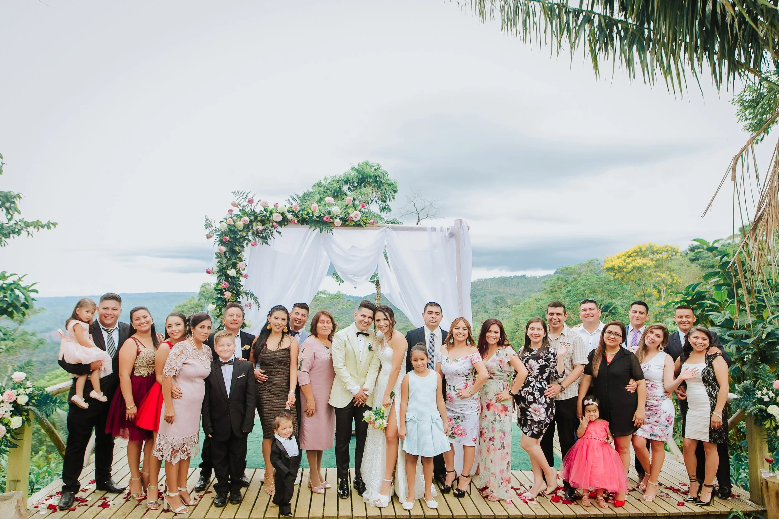 Grupo de invitados celebrando una boda boutique en el mirador de Heimatlos Amazon Lodge, con vista panorámica a la selva virgen de Pastaza, Ecuador.