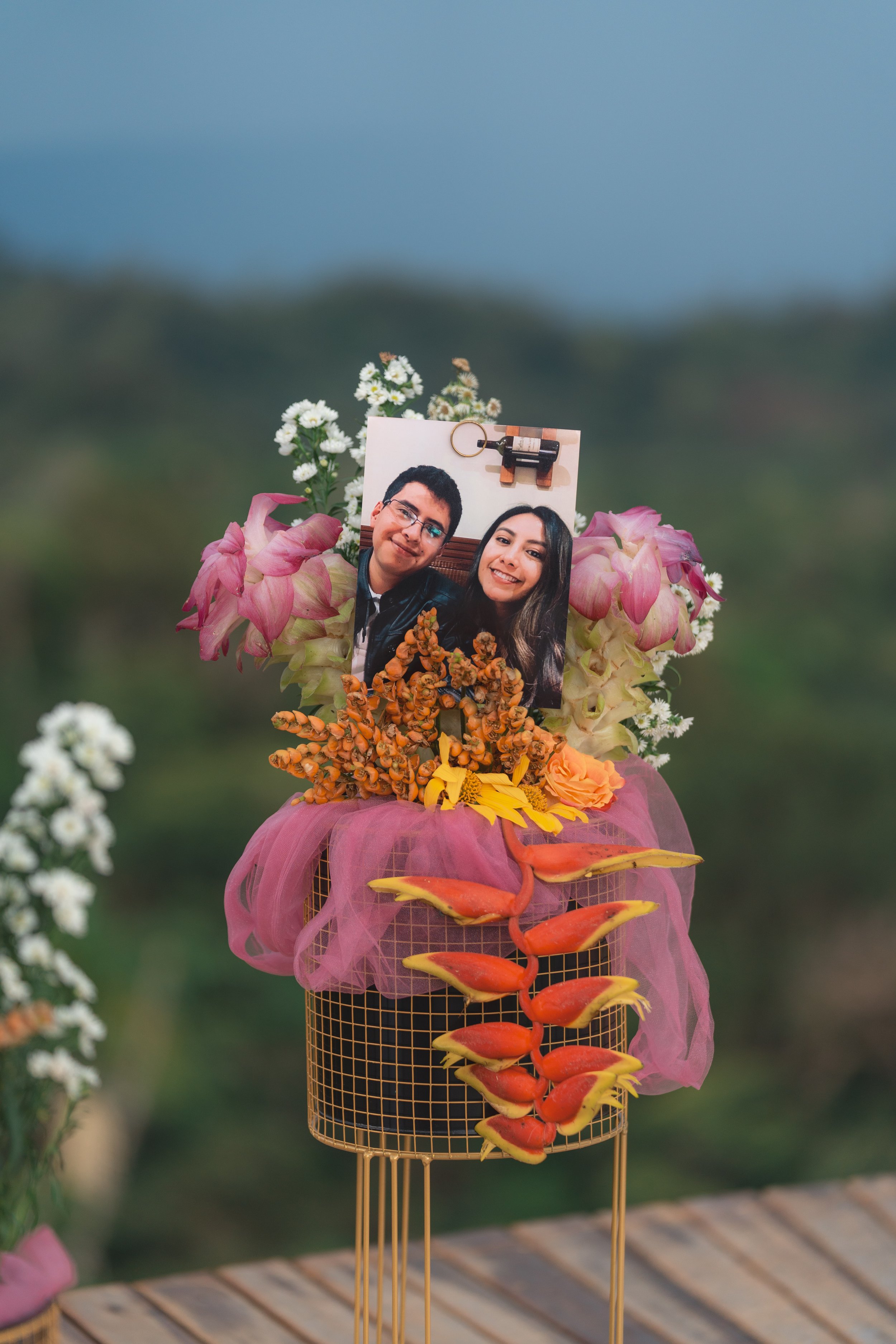 Un altar decorado con flores y una fotografía de una pareja.
