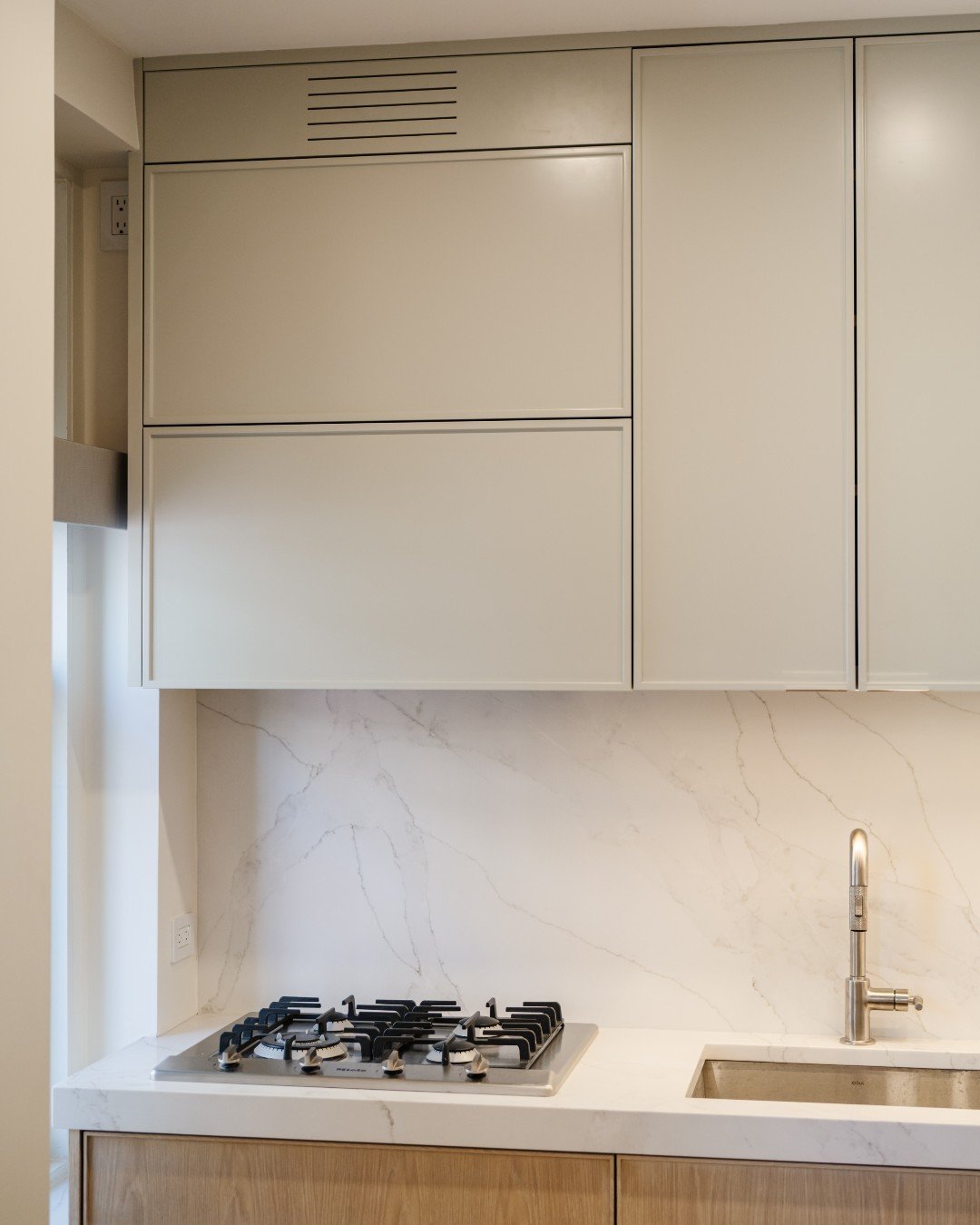 Living in NYC your options are often limited when it comes to kitchen ventilation. However, we've come up with a clever solution to maximize the efficiency of recirculating hood vents!

By installing a recirculating hood vent above the cooktop and co