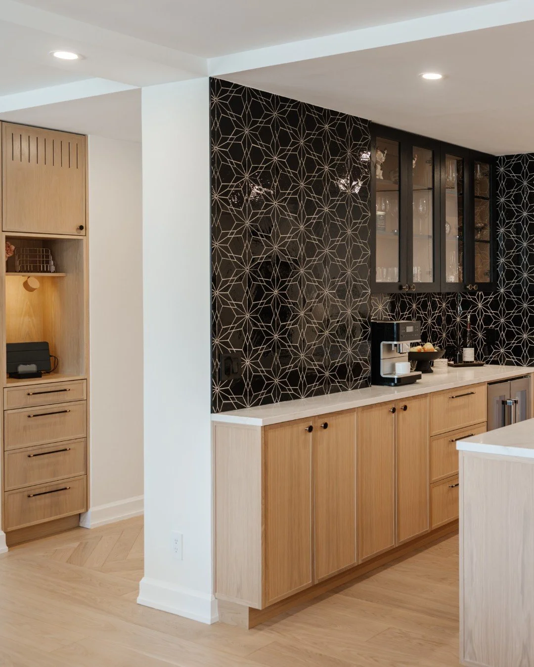 Happy International Coffee Day! ☕

From sunrise lattes to evening pours, this custom kitchen bar was designed to take you from morning to night. With a coffee machine, wine fridge, and glass-front cabinets to keep glassware and stemware within easy r