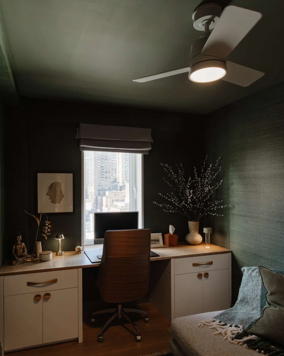 In a home office, don&rsquo;t shy away from going dark&mdash;especially with grasscloth wallpaper! The rich texture and depth create a cocooning effect that makes the space feel intentional, elevated, and surprisingly expansive.

✨ Even the smallest 