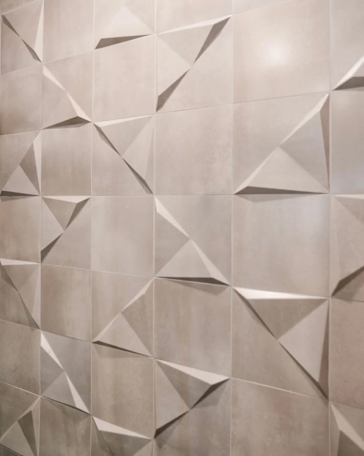 Playful, bold, and full of personality! 🎨✨

For this kids&rsquo; bathroom, we used Nemo Tile + Stone&rsquo;s 8x8 3D Wall Tangram tiles in Asas Cimento Nat and Cimento Nat to create a shower that&rsquo;s lively, modern, and endlessly dynamic. The geo