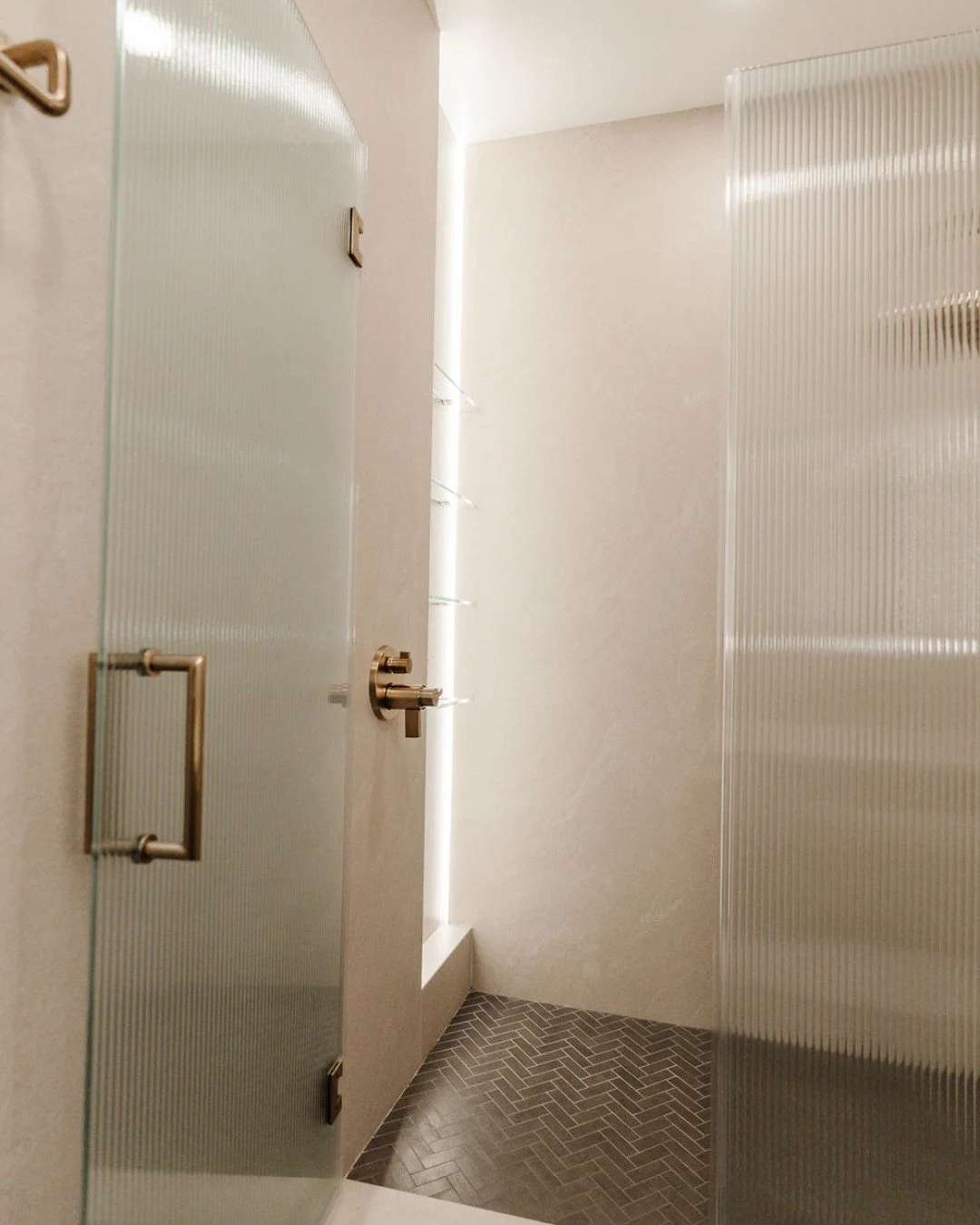 We&rsquo;re loving fluted glass for shower enclosures right now! 😍

Its linear texture helps bring a sense of height and length to the space, while the subtle visual pattern nods to the elegance of the Art Deco era. The obscure glass provides privac