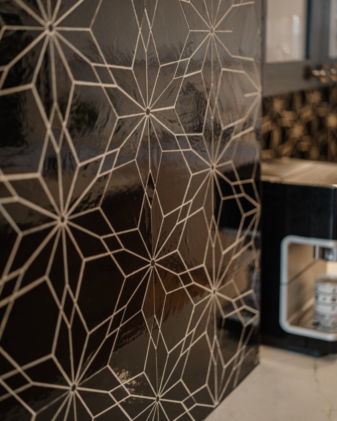 This kitchen backsplash features diamond geometric glass tile with gold glitter grout, turning a functional bar area into a show-stopping focal point.🤩

The angular pattern adds movement, while the reflective finish creates a captivating interplay o