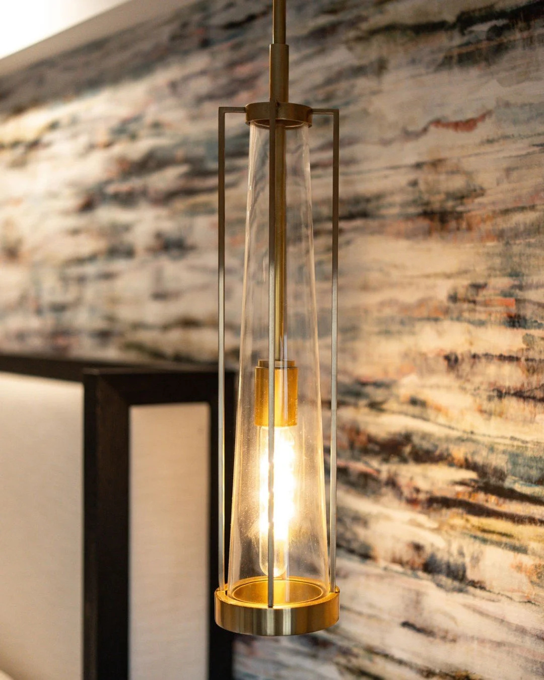 Pendant lights aren&rsquo;t just for the kitchen!

Hanging them on either side of the bed adds instant drama while freeing up your nightstands for more of what you love. Function meets style in the most effortless way.

📸 @_amandapetersen

#BedroomL