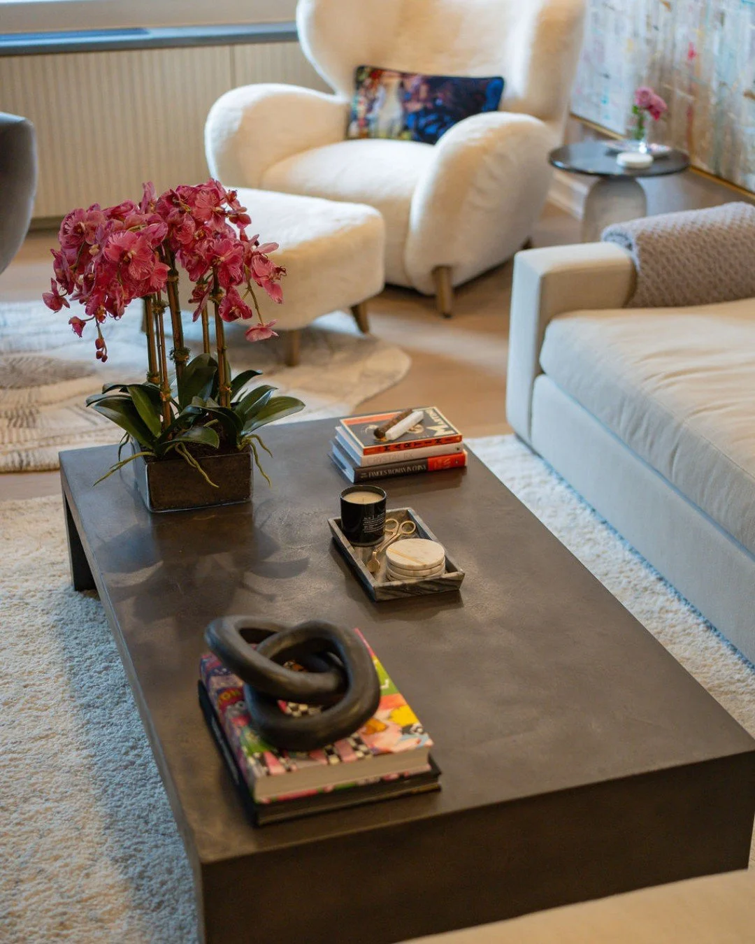 Styling a coffee table is all about balance and personality ✨

We love layering stacks of books with decorative objects, functional touches like coasters and candle accessories, all neatly contained on a tray. Top it off with a large floral arrangeme