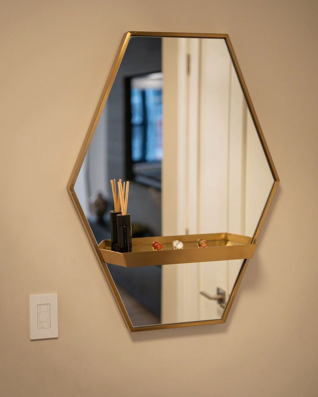 A mirror in the entryway is always a win&mdash;perfect for those last-minute checks before heading out the door 😊 We love the geometric shape of this one and how it echoes the floor tile, tying the space together for a cohesive, polished look.

📸 @
