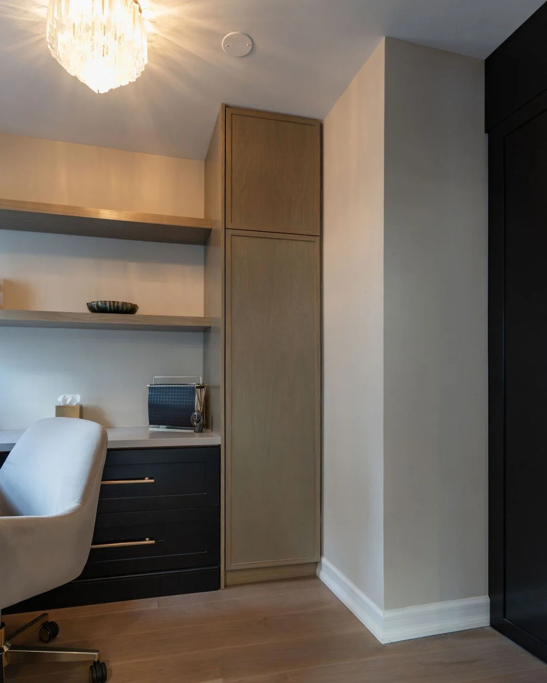 First day back at work in the new year and nothing says &ldquo;productivity&rdquo; like a space designed to get things done 💪

We transformed this walk-in closet into a home office with a large work surface, open shelving to display personal touches