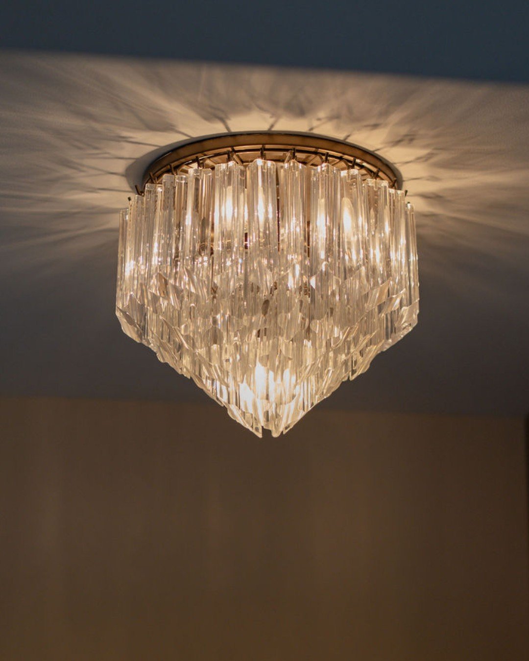 Who says your office can&rsquo;t sparkle a little? ✨ Installing a chandelier brings a touch of glamour to your everyday workday&mdash;suddenly even emails and calls feel a little more elevated.

📸 @_amandapetersen

#HomeOfficeDesign #ChandelierStyle