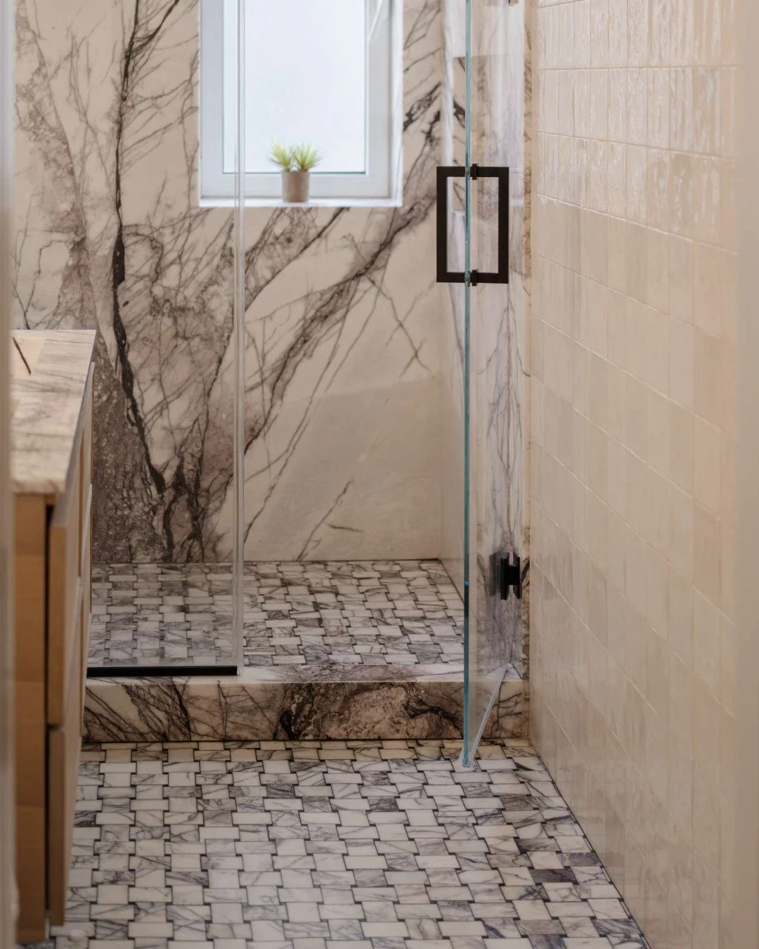 Who says continuity has to be predictable?

This custom basket weave floor brings in texture and movement, using Lilac Marble with subtle black accents for a little extra depth. It keeps everything feeling cohesive while adding a quiet moment of inte