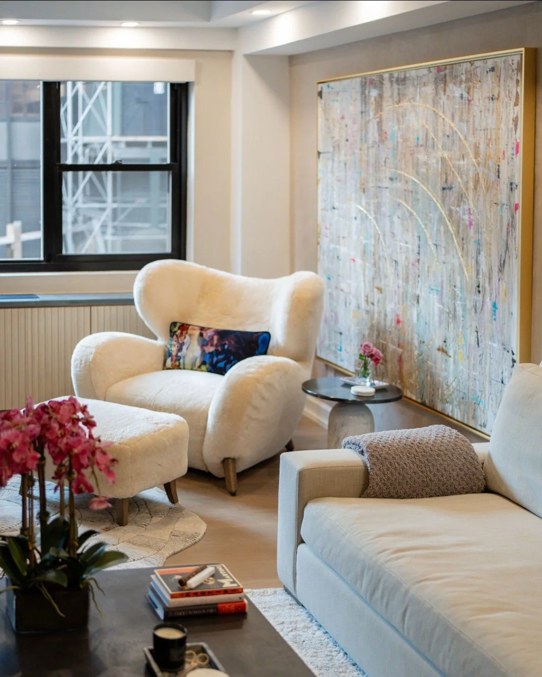 Size and scale matter&mdash;especially when it comes to art. 🎨

An oversized piece like this does more than decorate a wall; it helps define the space. Here, the large canvas anchors the seating area, adds warmth and color, and gives the room a sens