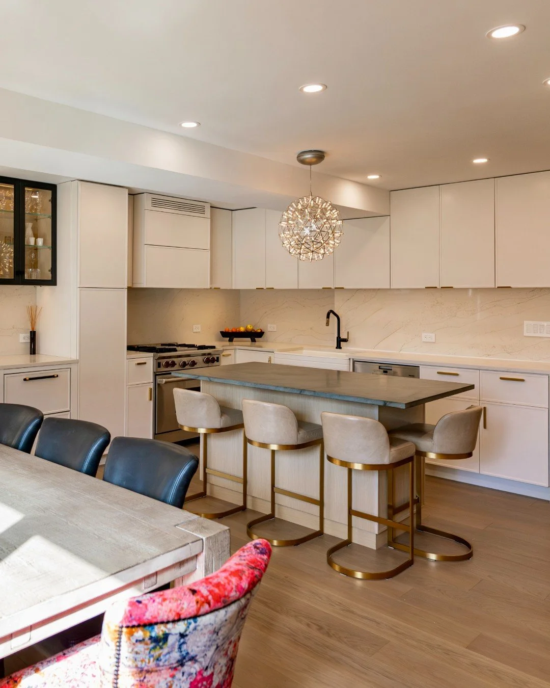 Major GLOW UP alert! ✨💫

How is this even the same space?! This kitchen went from dark and traditional to light, bright, and full of modern-family energy. Every corner now feels open, inviting, and perfectly tailored for daily life and entertaining.