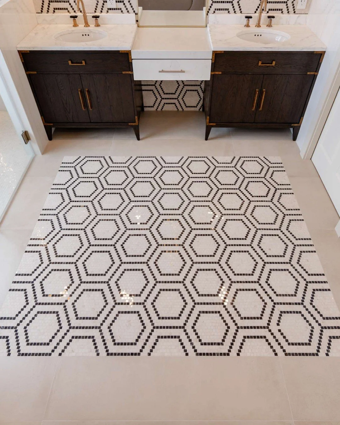 Grounded, layered, and oh-so thoughtful.✨

The floor acts as a serene backdrop while a custom inlay echoes the vanity wall, defining the space like a luxe &ldquo;area rug.&rdquo;

It ties the room together, balancing scale, pattern, and restraint to 