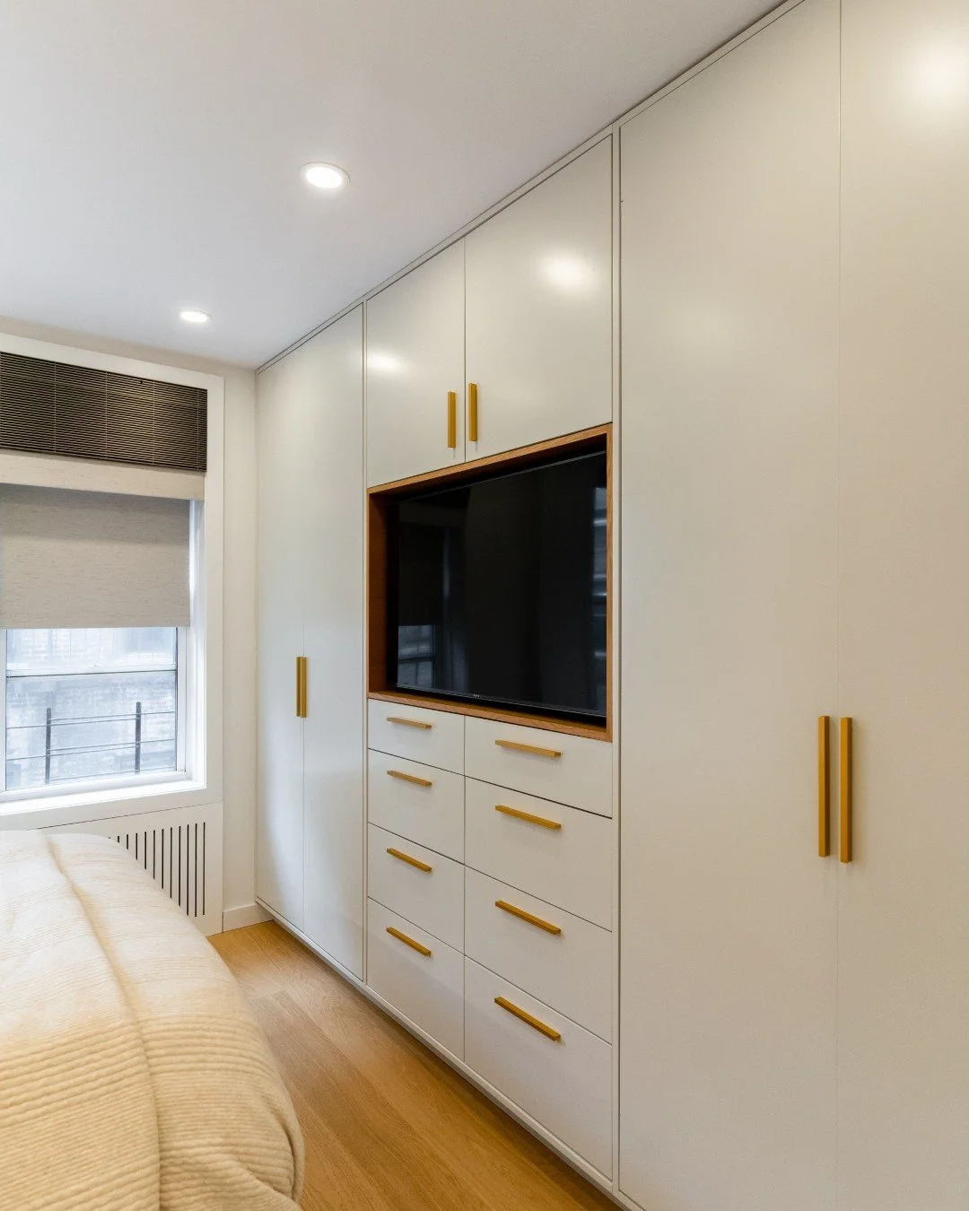 The bedroom footwall? It&rsquo;s prime real estate✨

We love transforming that wall into a custom closet unit that does double duty&mdash;storage and TV 📺&mdash;by framing the screen right into the millwork for a seamless, built-in look. Clean lines