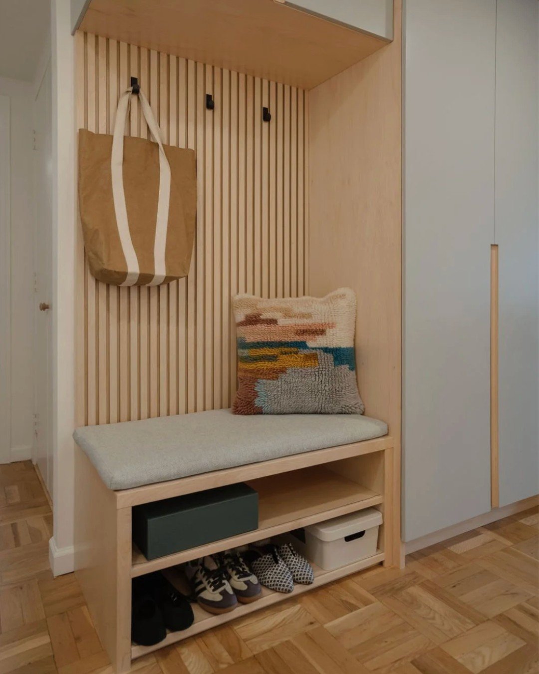 Who else hates digging through a closet? 🙋&zwj;♂️🙋&zwj;♀️

Try an OPEN approach:
🪑 Bench for shoes or a quick sit
🪝 Hooks for jackets and bags
📚 Open shelving for easy access
👕 Closed hanging for clothes that need protection

Every inch works s