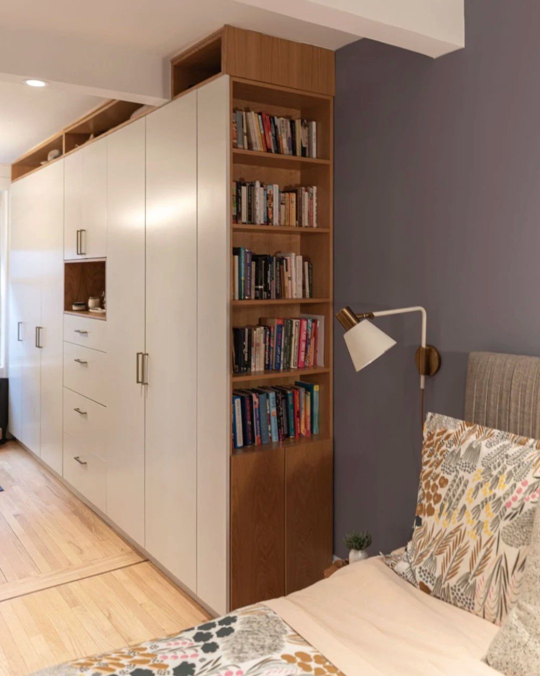📐Don&rsquo;t let your home&rsquo;s "quirks" go to waste - Traditional closet construction often ignores architectural features like ceiling beams&mdash;but built-ins let you make every inch count!

From clever storage solutions to decorati