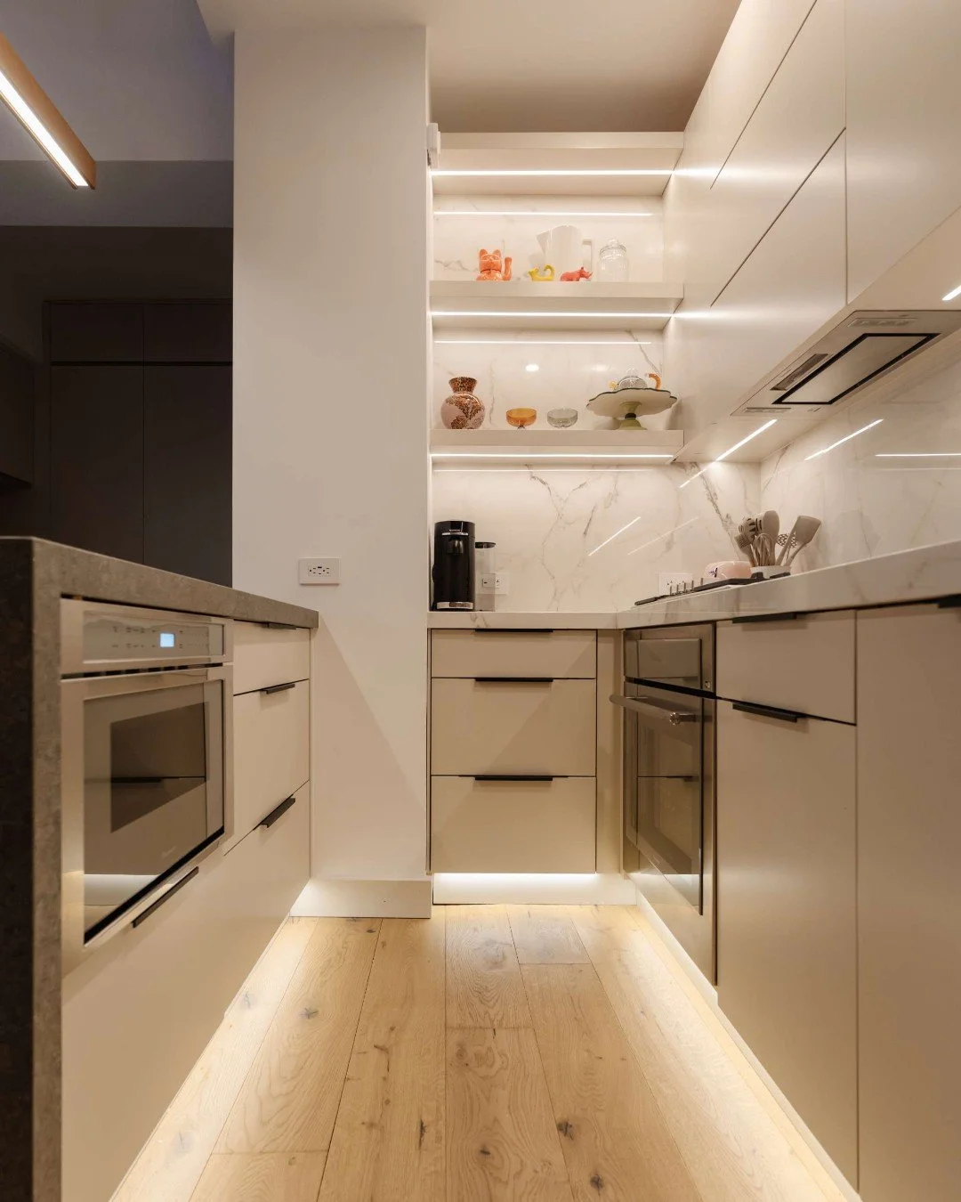 We love a kitchen that GLOWS. ✨

From toe-kick lighting that sets the mood, to under-cabinet lighting that keeps everything functional, every layer plays a role. Under-shelf lighting highlights the pieces you love most, while recessed lighting keeps 