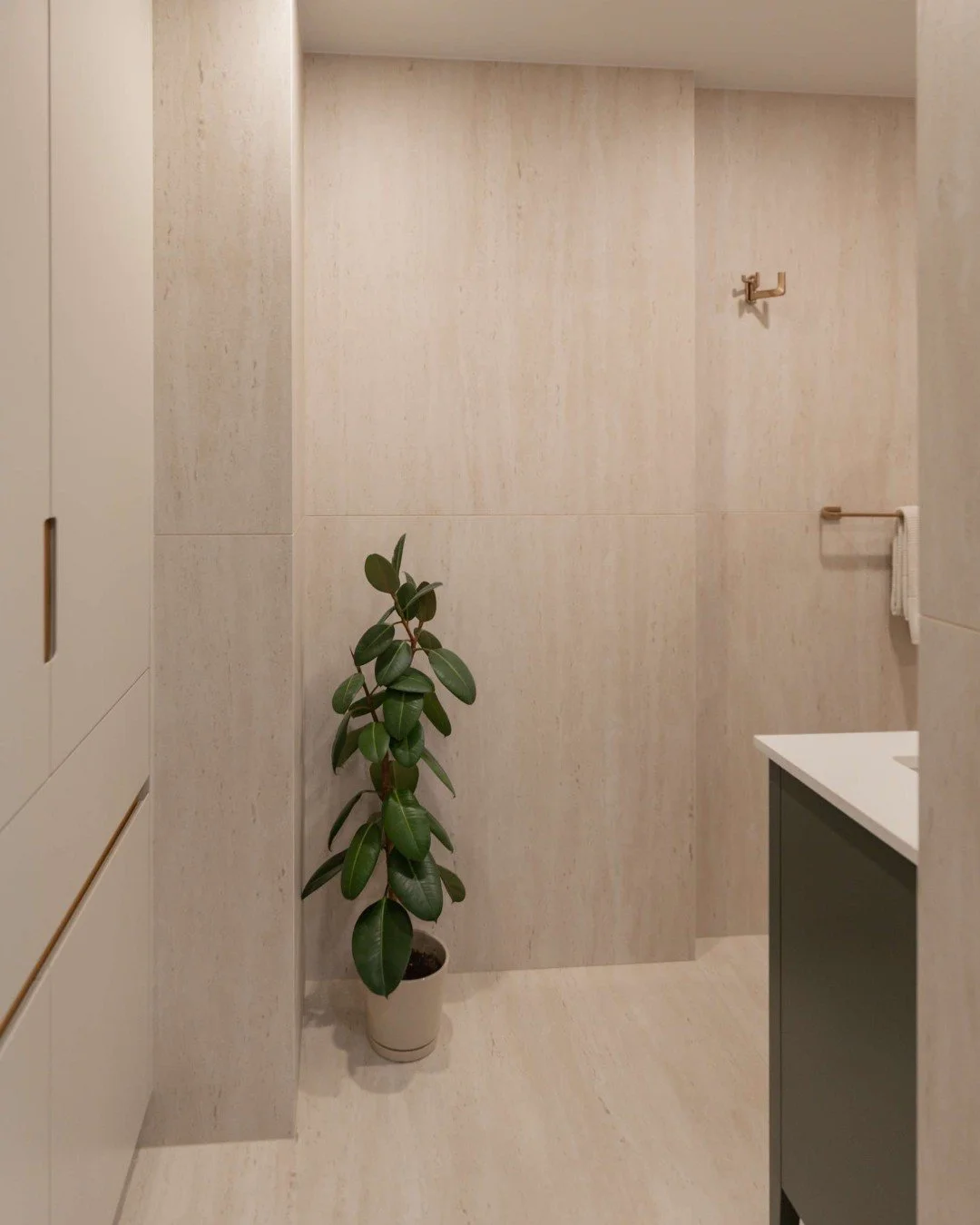 We're completely obsessed with this large-format Travertino White hammered porcelain tile. 🤍

Wrapping all four walls, the floor, and the shower enclosure in the same material creates a seamless, calming backdrop that makes the entire bathroom feel 