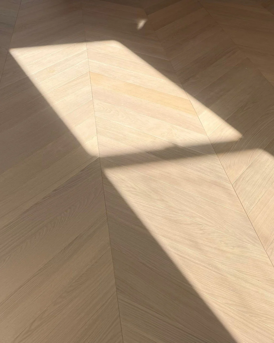 Monday Designer Pop Quiz! 📝✨ Remember those? Oof!

We just pulled back the protection on this flooring and&hellip; 😍 We are IN LOVE! But now we want to know: Are we looking at a chevron floor or a herringbone floor? 👀

Drop your answer in the comm