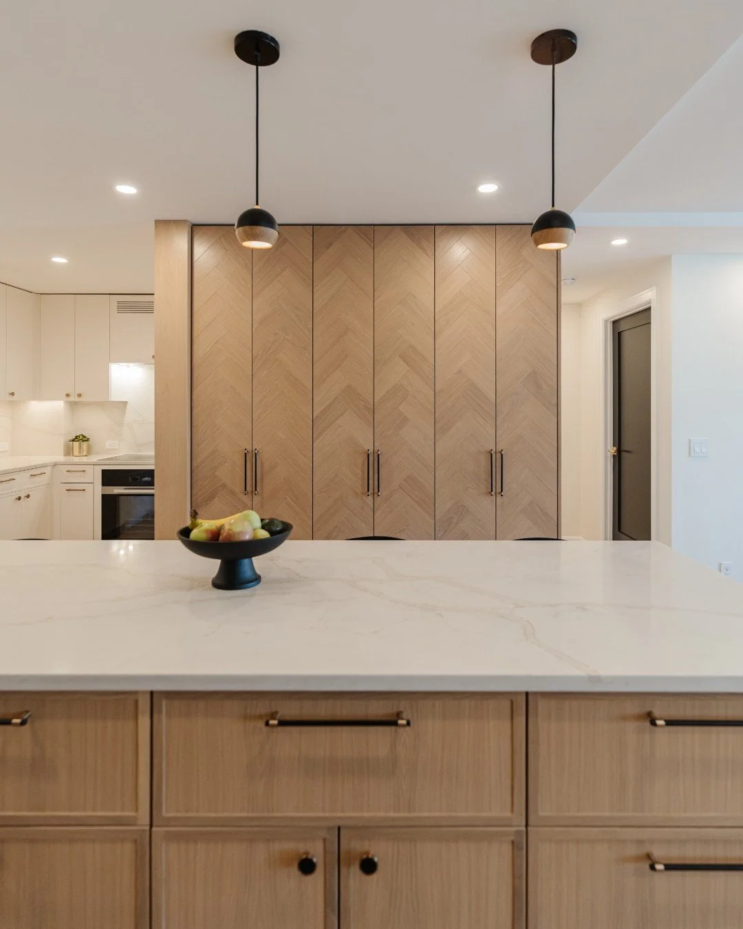 Black + brass: a classic combination that never misses. 🖤✨

In this kitchen, black hardware adds crisp, clean lines against the warmth of white oak cabinetry, while brass accents bring in just the right amount of warmth and contrast.

It&rsquo;s all