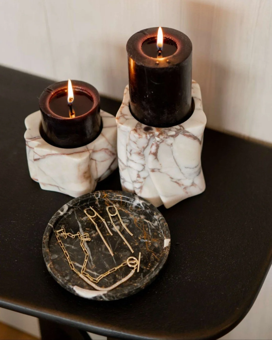 Never underestimate the power of a little black. 🖤

Black can act as a visual anchor in a room, adding contrast and definition without making the space feel heavy.

Here, a sculptural black console stands out against soft, cream-colored textured wal