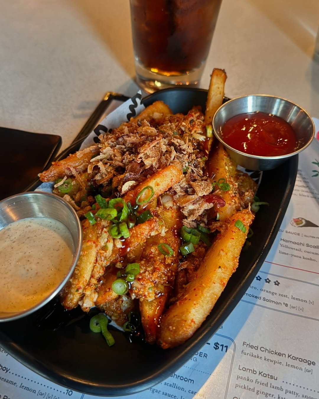 🙌🏽 $5 Happy Hour Happy Hour Giveth 🙏🏽 Tokyo Street Fries, Crispy Chicken Karaage &amp; Hand Rolls @coasttocoastcooks 🍶 Jasmine Collins (vodka &bull; lemon &bull; jasmine &bull; ginger &bull; &dagger;hai basil &amp; soda) &amp; sake carafe @trisk