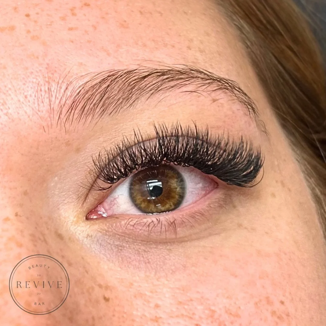 Hybrid set by @revivebeautybar.allison 🤍
&bull;
&bull;
&bull;
&bull;
#716lashes #wnylashes #hybridlashes #hybridlashextensions