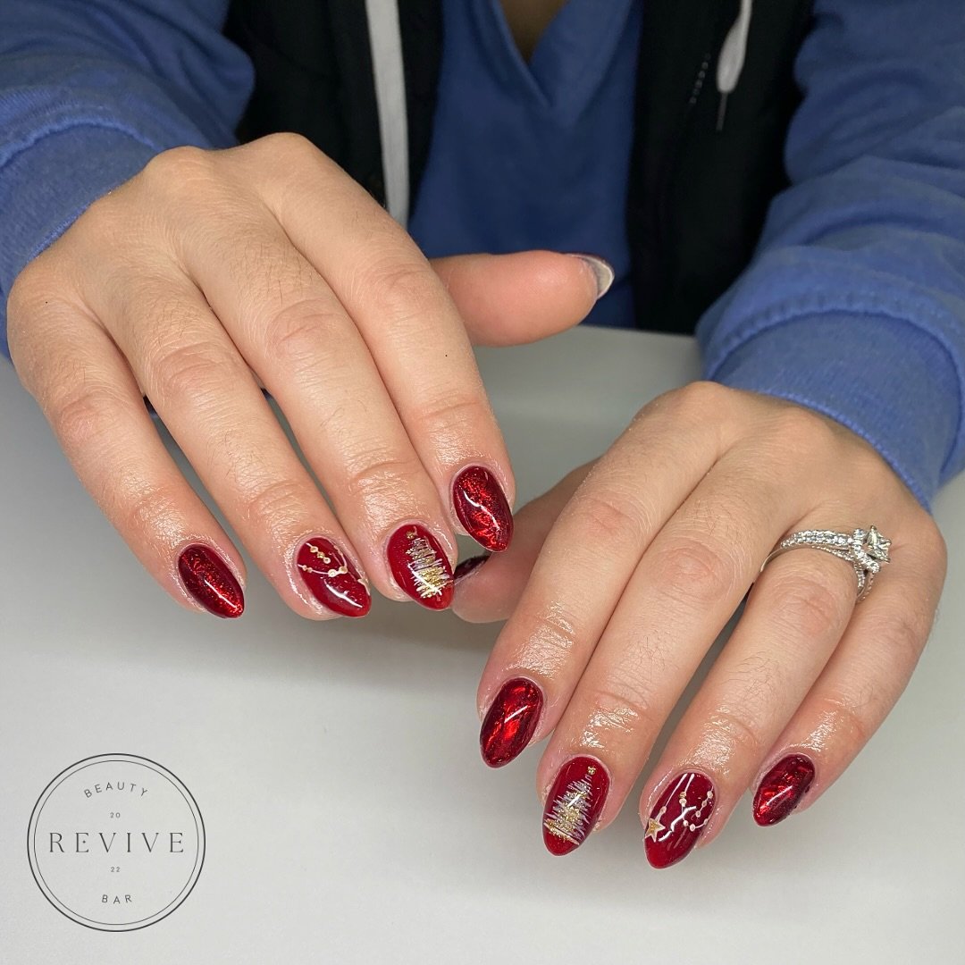 These Christmas manicures by @revivebeautybar.allison are getting us in the holiday spirit! ❤️✨
&bull;
&bull;
&bull;
&bull;
#716nails #716nailtech #wnynailtech #gelmanicure #gelxnails #christmasnails #christmasnailart #holidaynails