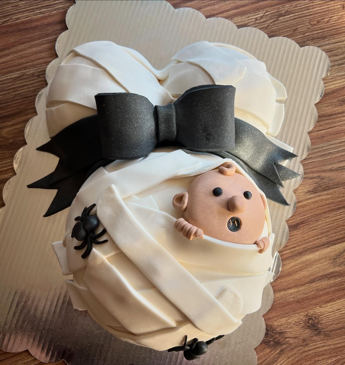 Hello Spooky Season 🎃

Thank you @aubri.vandiest for sending me this amazing idea and letting me bring it to life! Loved creating this cake! 

#cakedecorating #cakedesign