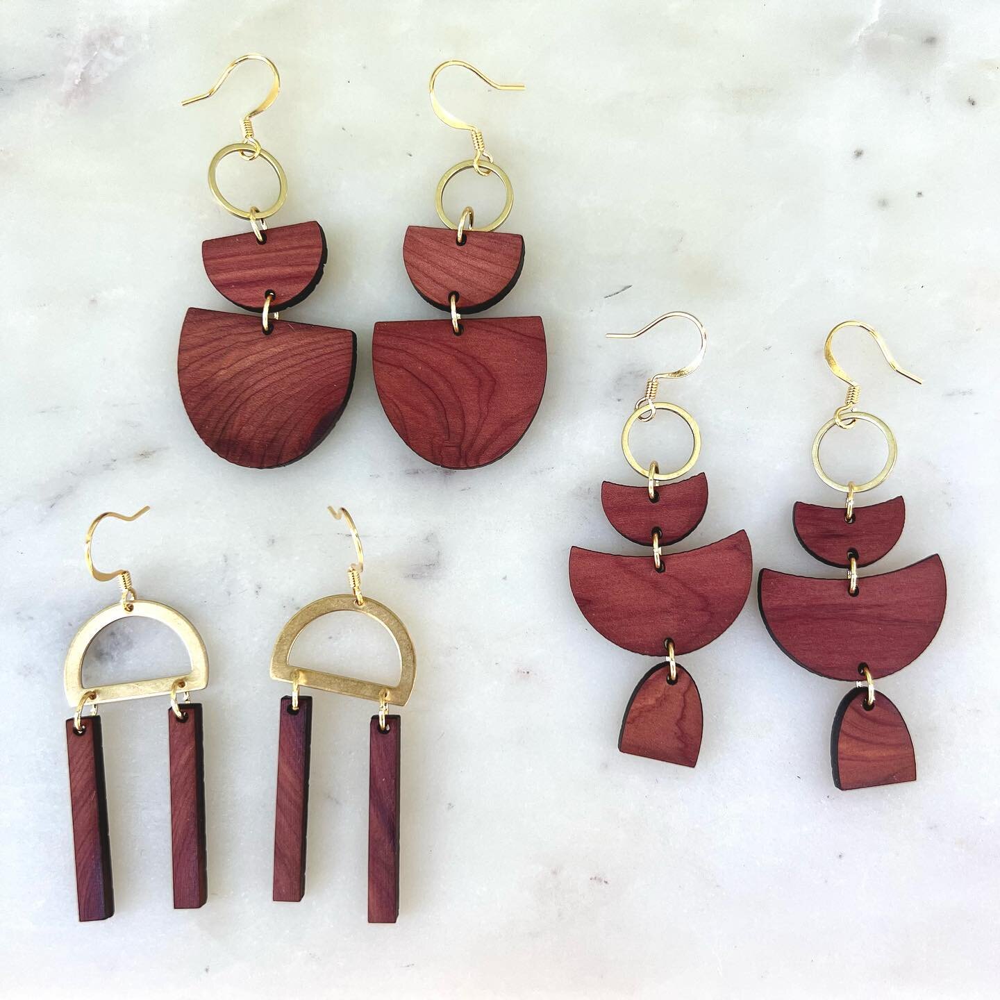 Loving these new Eastern Red Cedar earrings I just dropped of at @zerenesalon. Go snag a pair before they&rsquo;re gone 😍🌲✨

. . .
hesterandhank #jewelry #handmade jewelry #locallymadejewelry #santacruzjewelry #woodjewelry #sustainablejewelry #repu