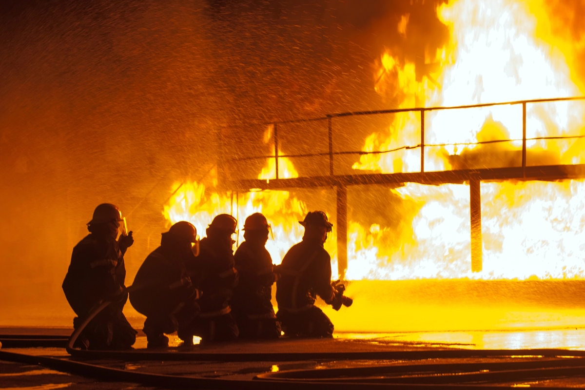 Fire training structure built with thermal insulating board panels