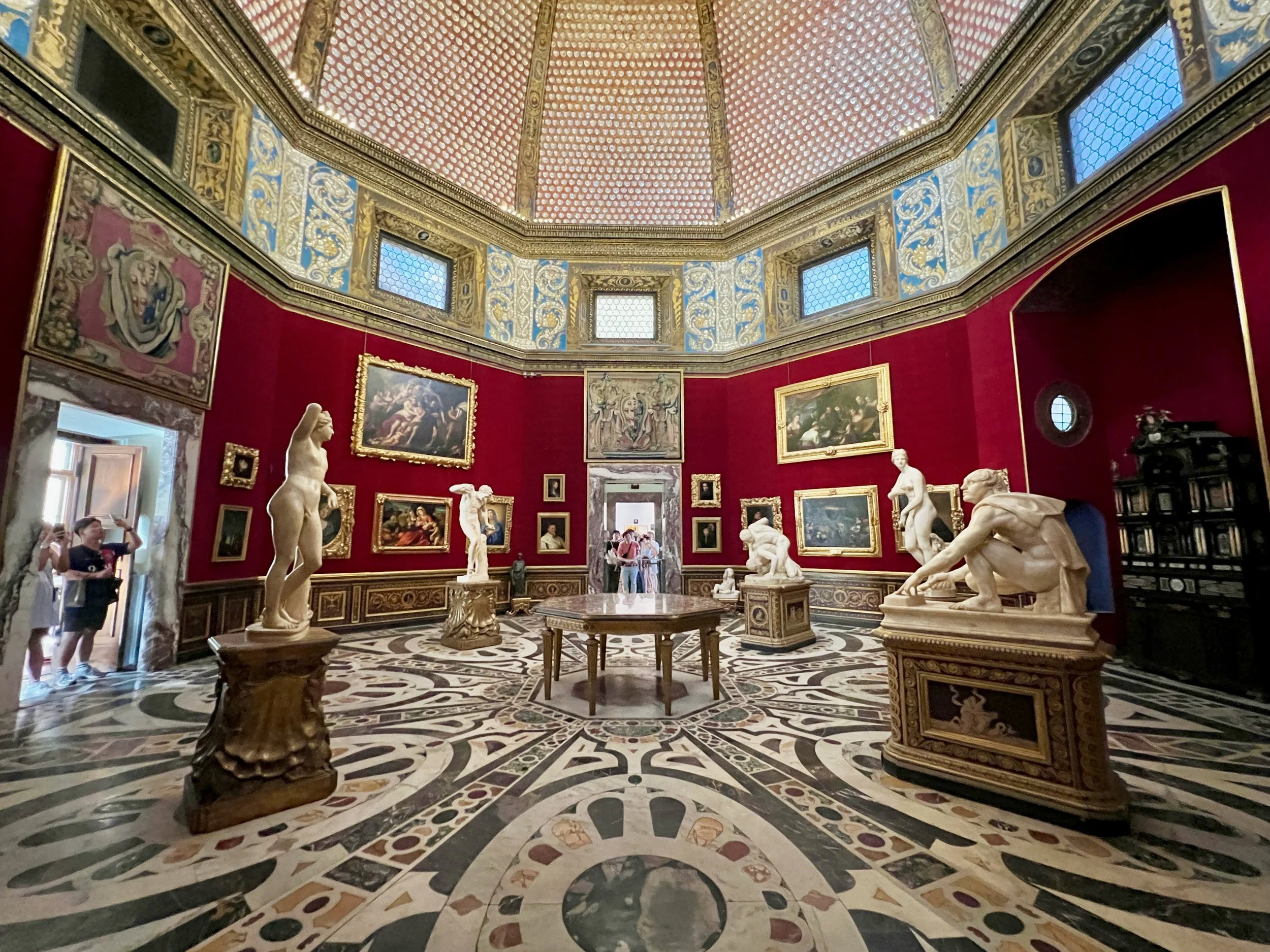 Statues in a round room in the Uffizi