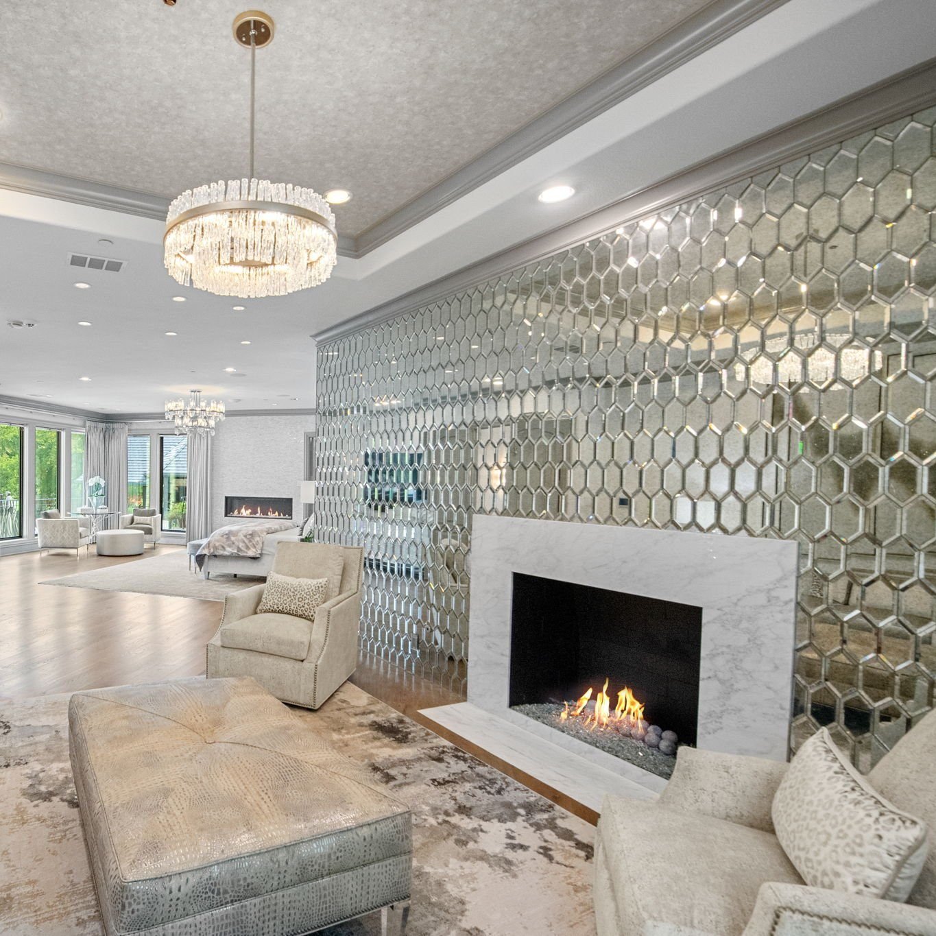 Get ready to polish your interior spaces with a touch of mirrored magic! Our team loves to add elements of glitz and glam to every project, and the show-stopping accent walls shown here are no exception! Similar to how a dazzling necklace with precio