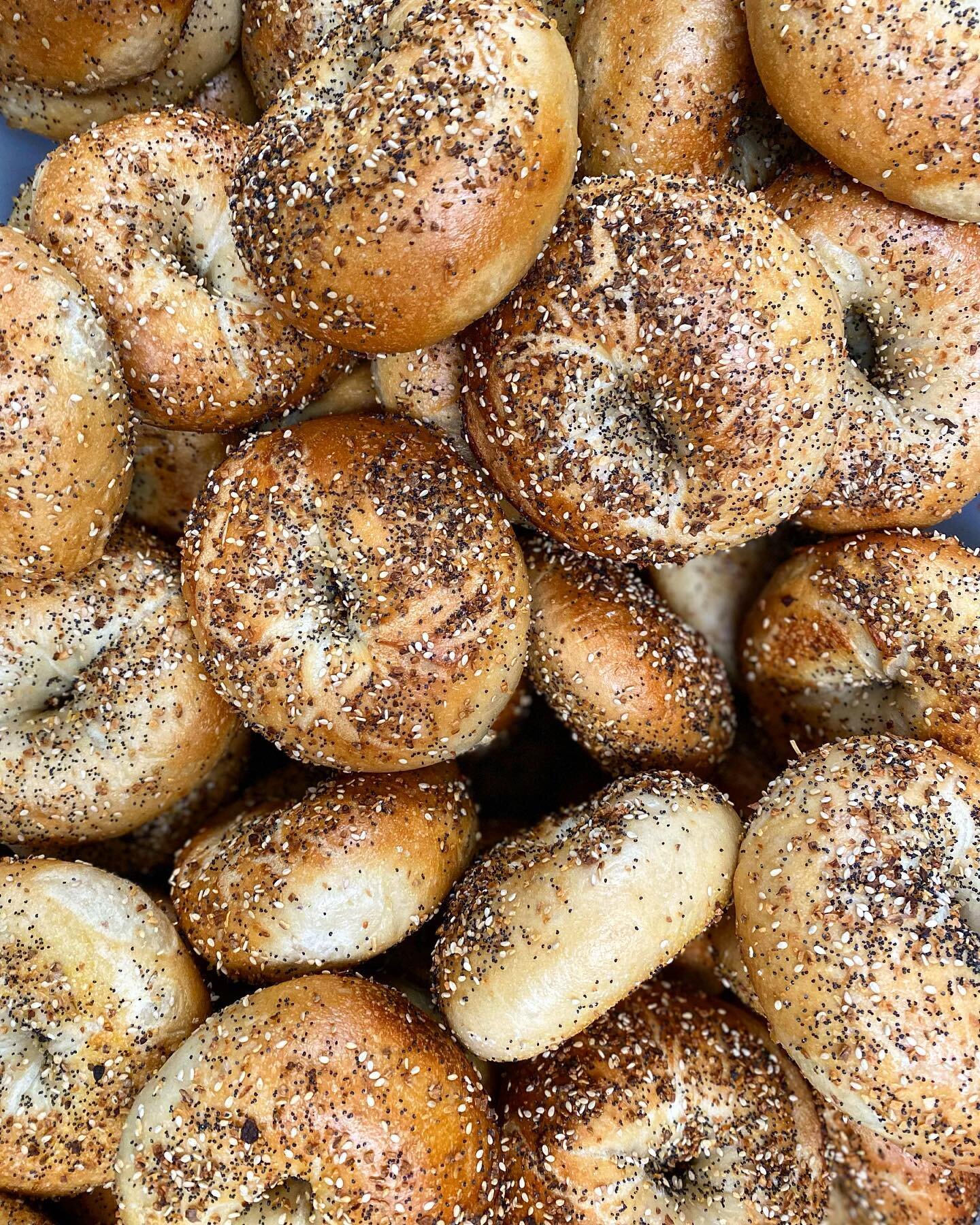 Is there anything better than the smell of fresh Everything bagels right out of the oven? Tell us your favorite bagel in the comments!

#bagels #njbagels #nybagels #bagelsandwich #breakfast #bread #breadbaker #foodporn #harveyshandrolled #walnutstkit