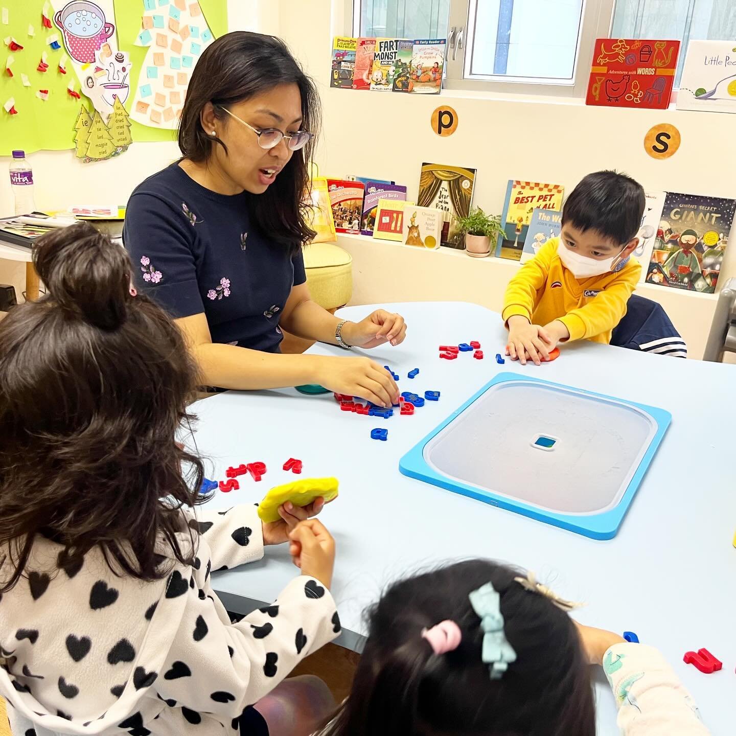 Multi-sensory phonics learning in our Get Ready for Reading class ✨

The brain loves to store and process information that is presented through several sensory inputs - which helps a lot when it comes to young kids 🐣

#literacy #literacyclasses #lit