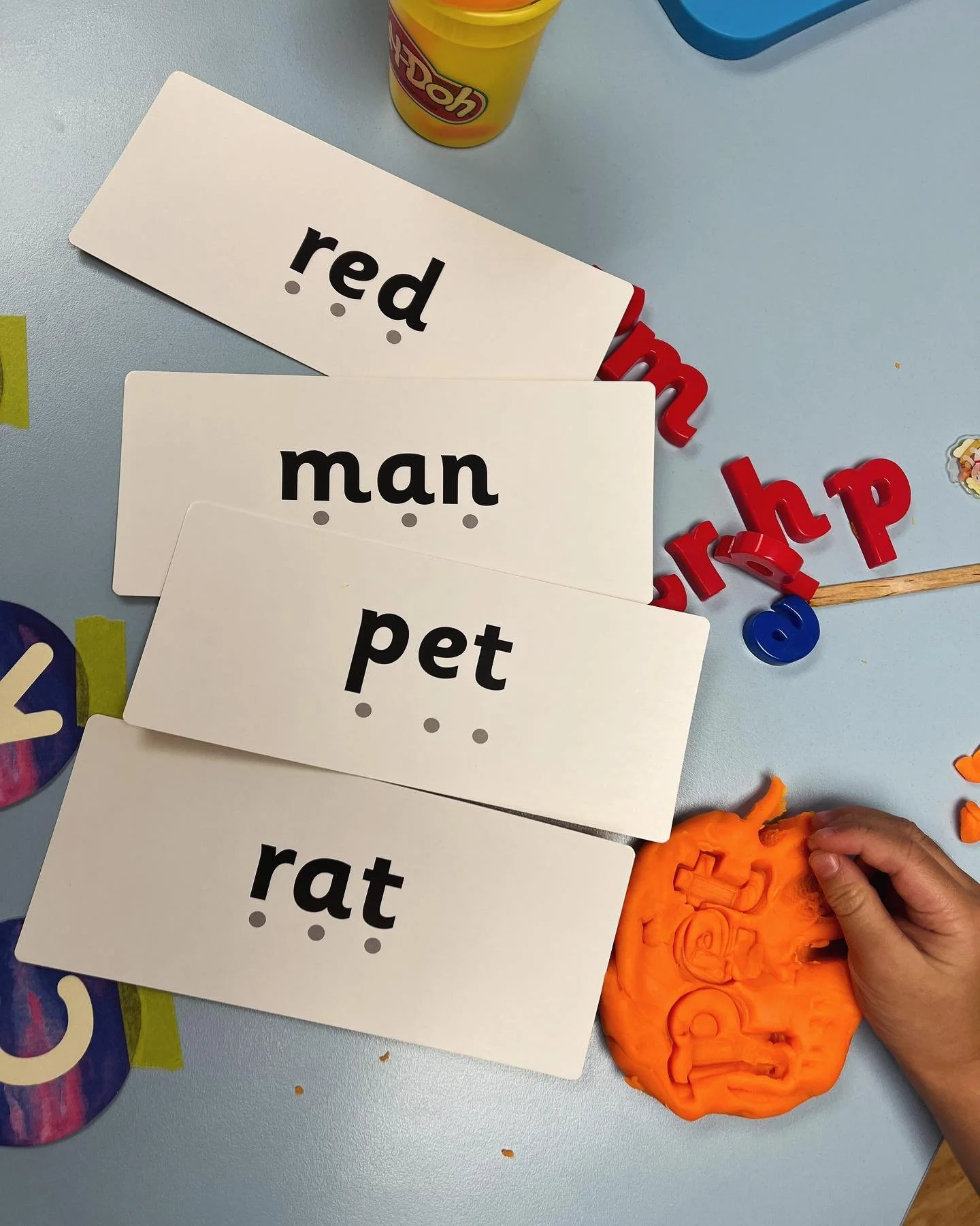 Would you believe that our 3 year olds are already blending?! They are!!!💛💙❤️

#phonicshk #phonics #hkmoms #hkdads #hkparents #readinghk #syntheticphonics #scienceofreading #booksandbrainshk #spelling #K1 #eyfs #literacy