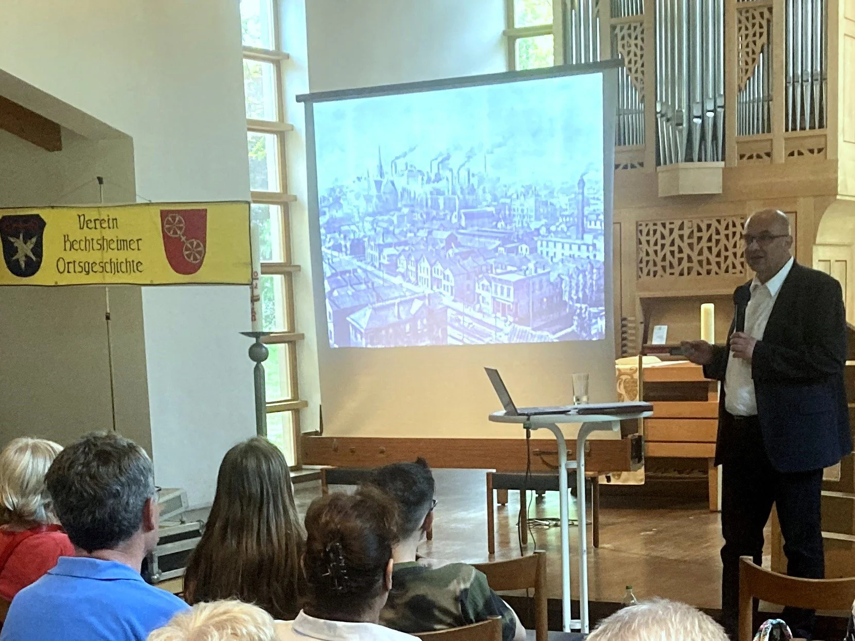 Dr. Helmut Schmahl erläutert die Auswanderung aus Rheinhessen im 19. Jahrhundert in die industriell geprägten Regionen im Nordosten der Vereinigten Staaten. (Bild: Klaus Dostert, Verein Hechtsheimer Ortsgeschichte)