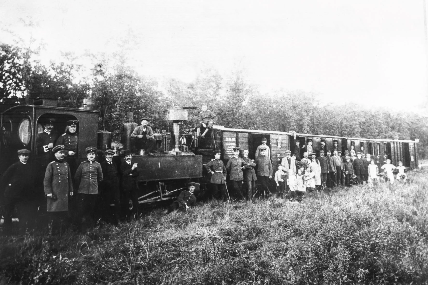  Die Festungsbahn auf ihrer Strecke zwischen Hechtsheim,  Ebersheim und Zornheim