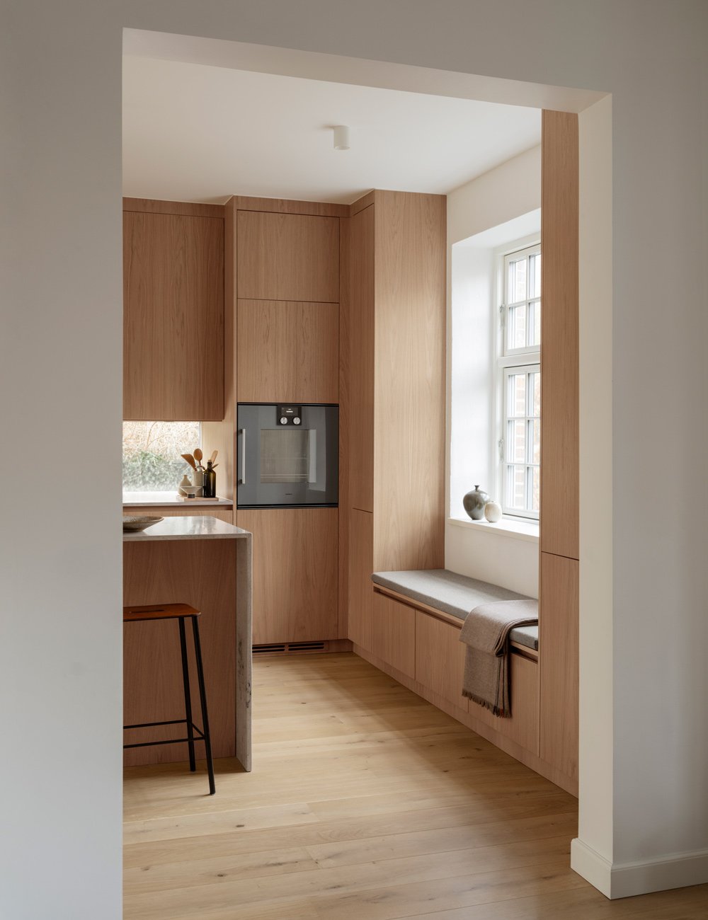 Den danske arkitekts lyse trækøkken