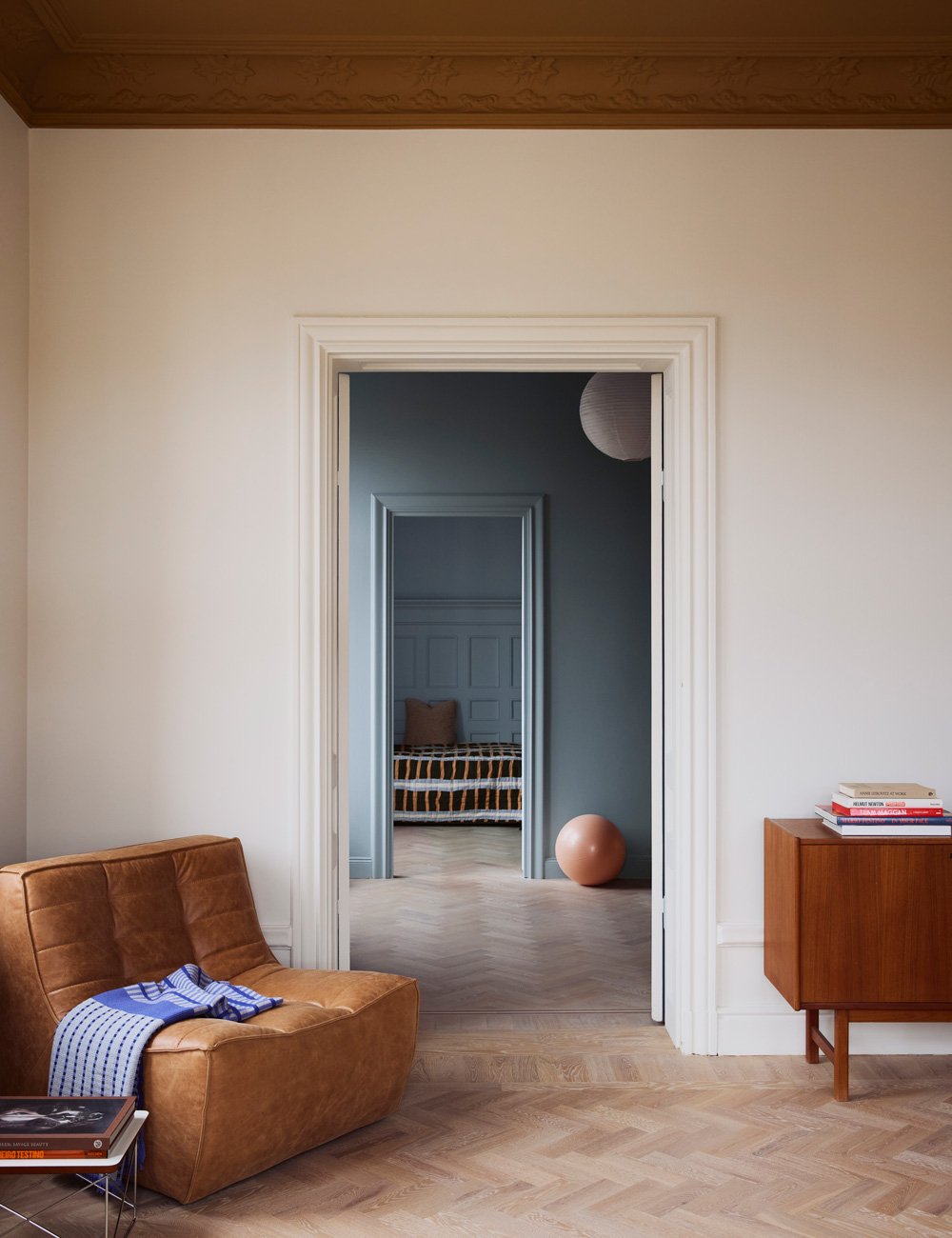 Designkøkkenet i den farverige herskabslejlighed