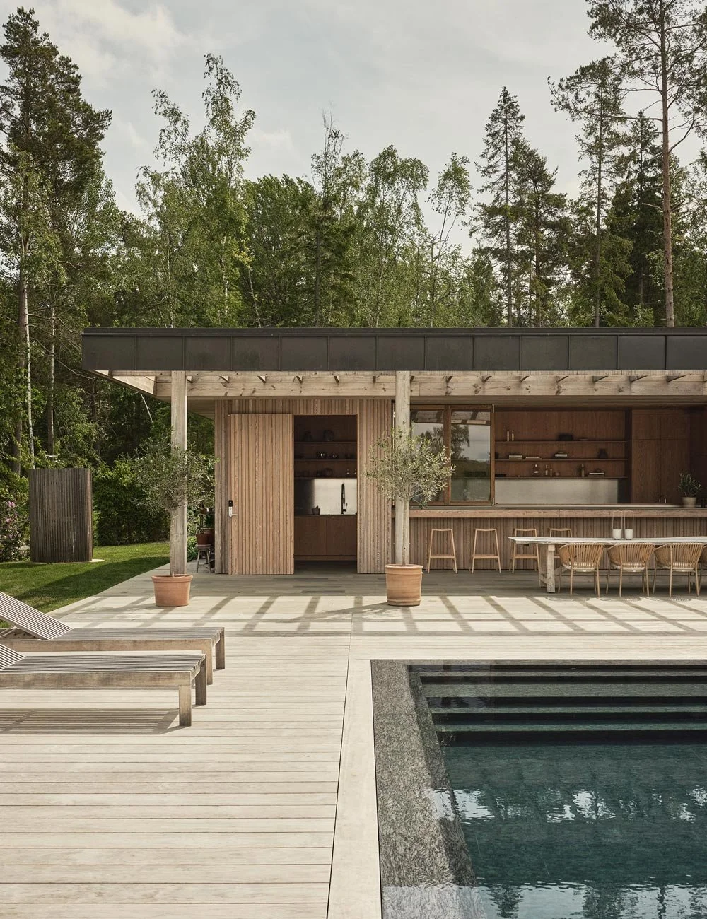 Egetræskøkkenet i det arkitekttegnede poolhus