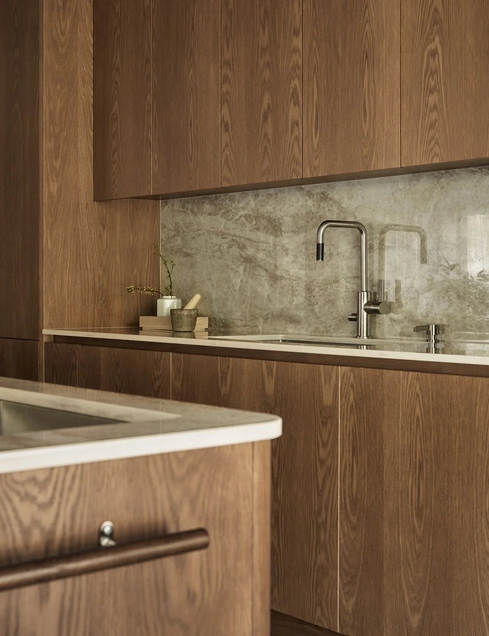 Snedkerkøkken i egetræ med slette fronter