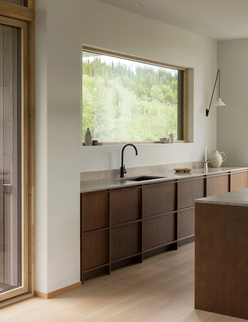 Det minimalistiske trækøkken i den arkitekttegnede villa
