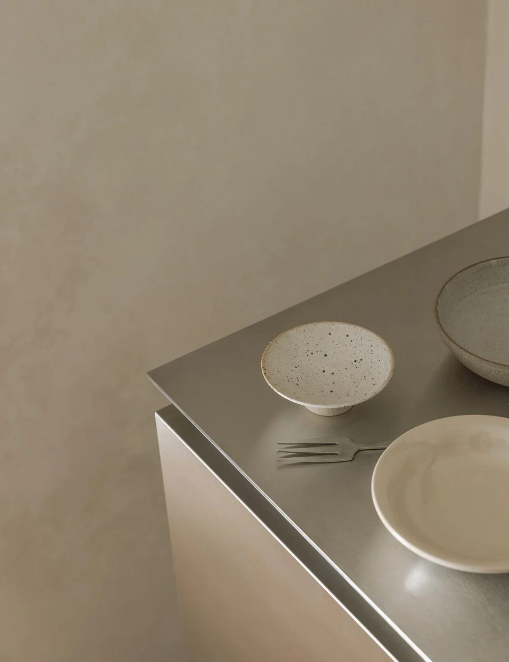 Tynd bordplade i rustfrit stål i et minimalistisk køkken