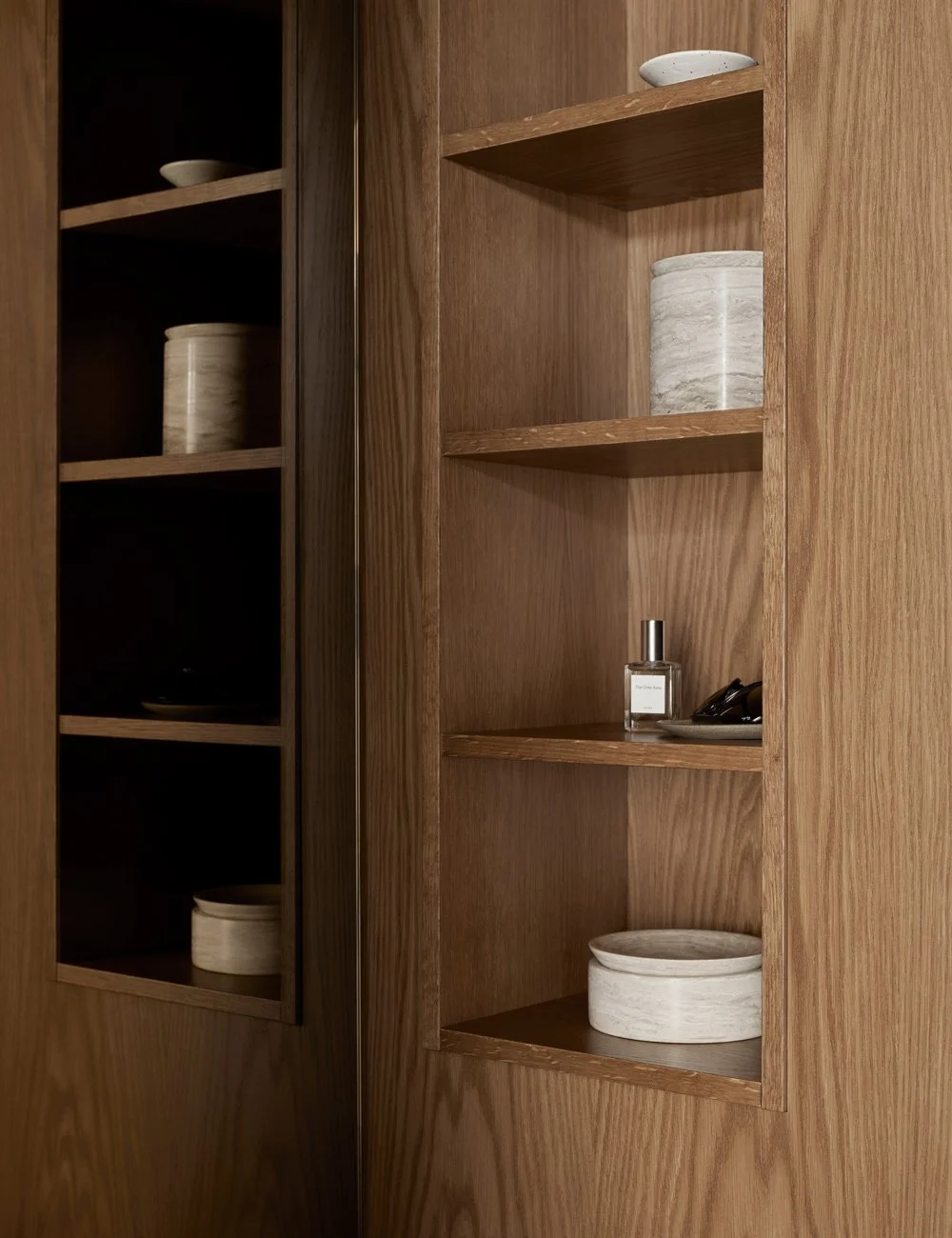 Snedkerlavet indretning i eg med integrerede løsninger